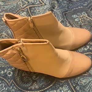 Ankle boots like new in the box